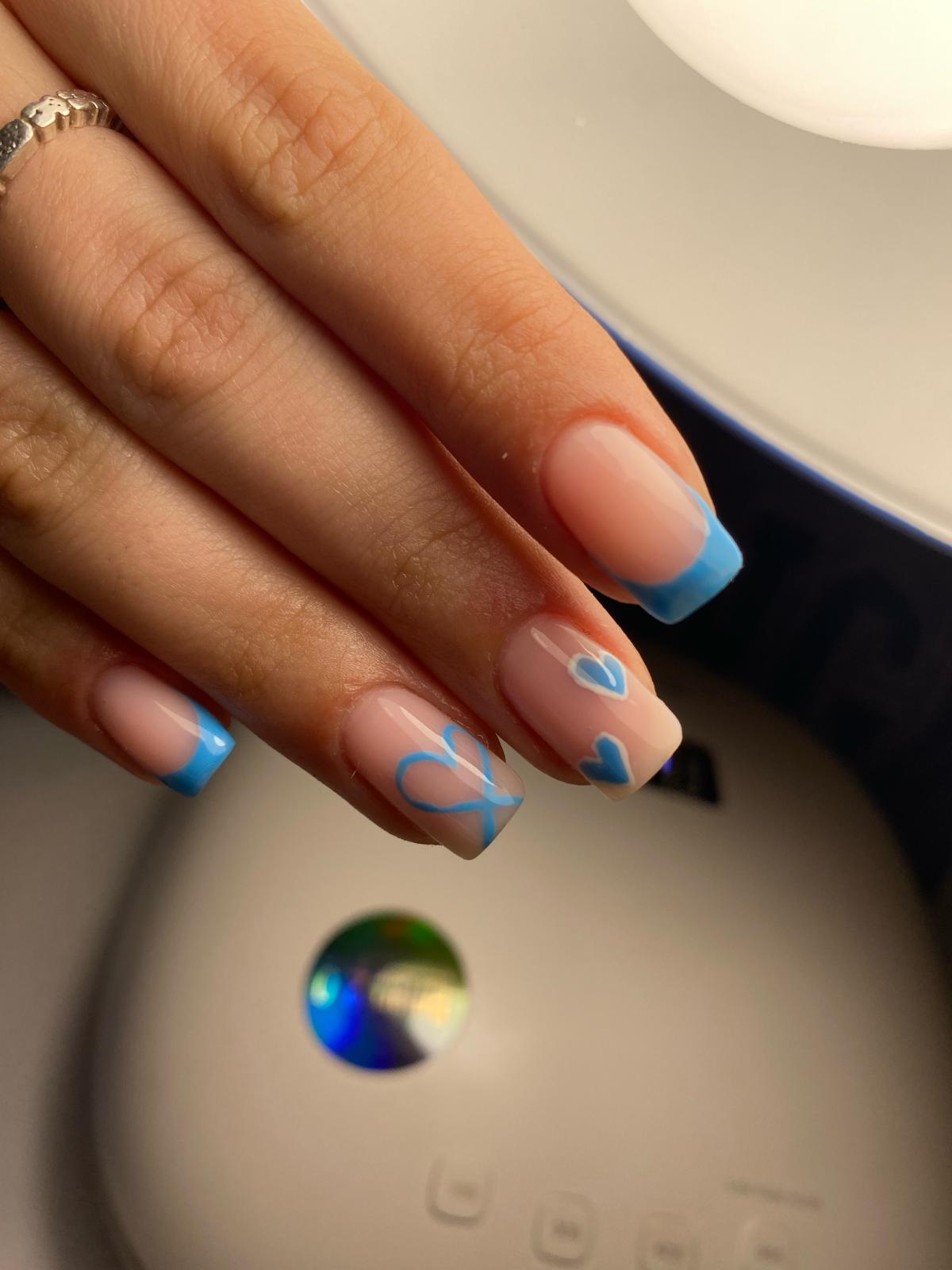 servicio de manicurista con esmalte semipermanente con decoración